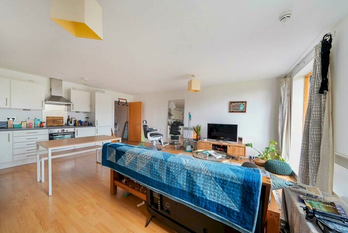 1 Bedroom Flat To Rent In Tay Court, Meath Crescent, Bethnal Green, London, E2