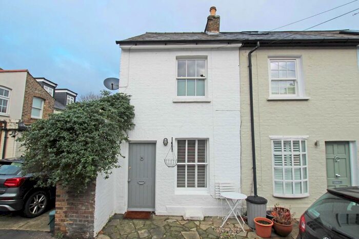 2 Bedroom Property To Rent In Hyde Road, Richmond, TW10