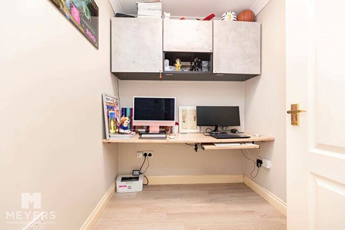2 Bedroom Flat For Sale In Dean Park Road, Bournemouth, BH1