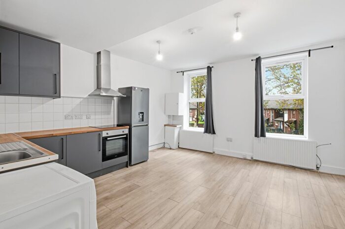 4 Bedroom Flat To Rent In Seven Sisters Road, London, N15