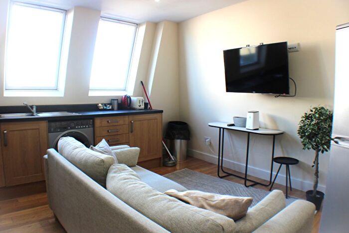3 Bedroom Flat To Rent In Camden Road, London, N7