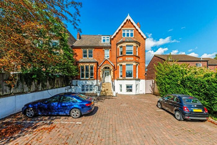 3 Bedroom Flat To Rent In Thurlow Park Road London, SE21