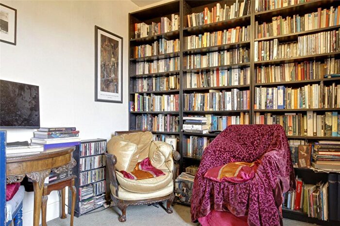 1 Bedroom Apartment For Sale In Coniston Road, London, N10