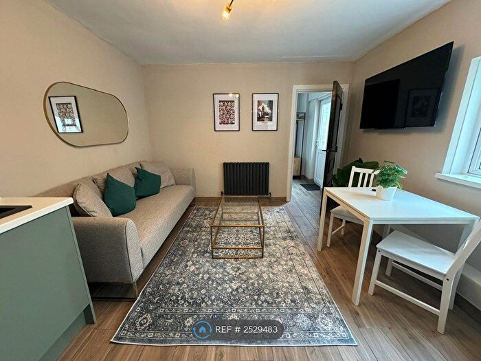 3 Bedroom Flat To Rent In Neville Street, Cardiff, CF11