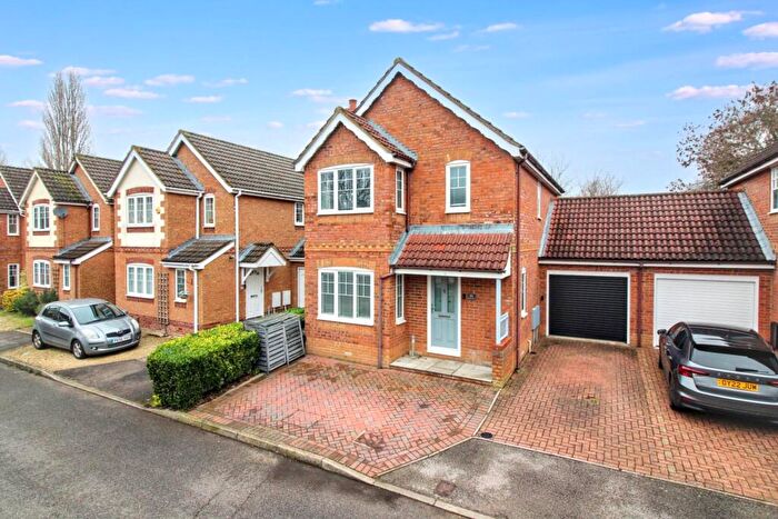 3 Bedroom Detached House For Sale In Holly Drive, Aylesbury, HP21