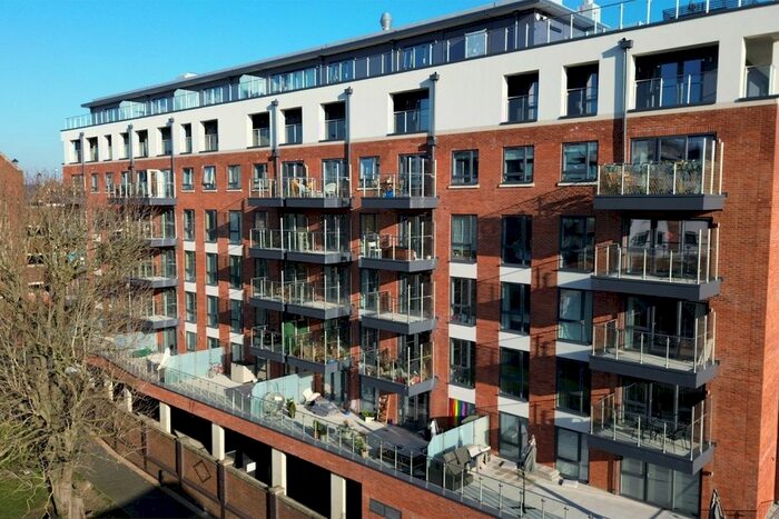 2 Bedroom Flat To Rent In Waterside Court, The Colonnade, Maidenhead, Berkshire, SL6
