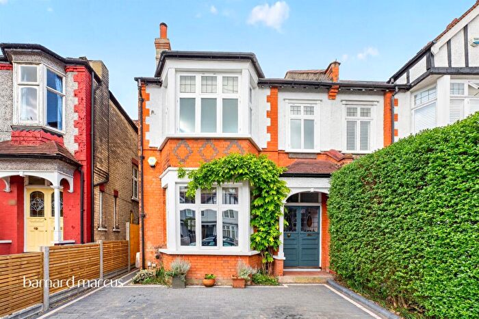 4 Bedroom Semi-Detached House For Sale In Ashurst Road, London, N12