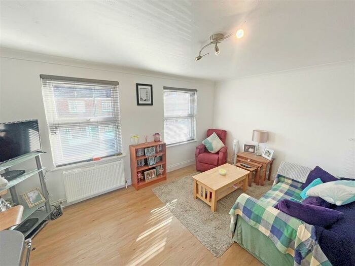 1 Bedroom Duplex To Rent In Pollys Yard, Newport Pagnell, MK16