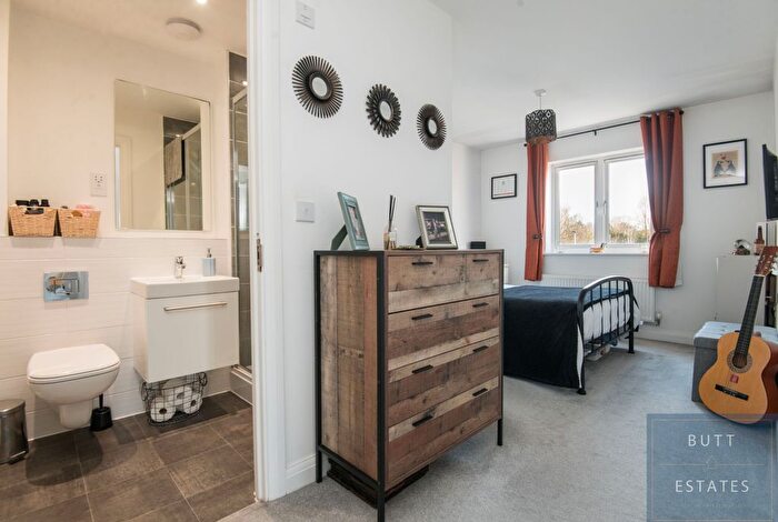 2 Bedroom Flat For Sale In Cobley Court, Exeter, EX4