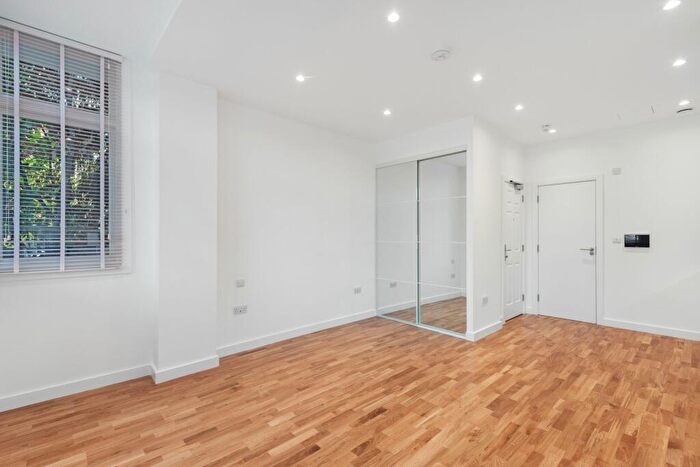 Flat To Rent In Flat Canfield Gardens, NW6