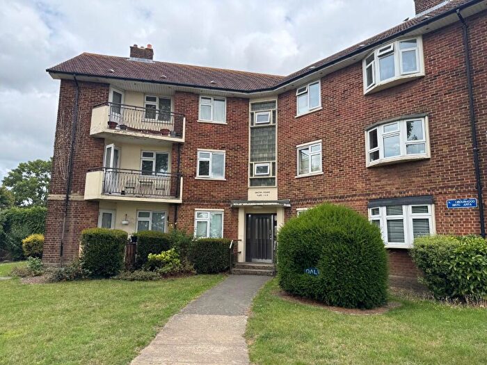 2 Bedroom Flat To Rent In Dalton Holme, Cross Road, Woodford Green, Essex, IG8