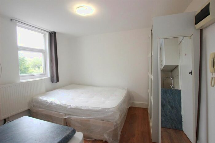 1 Bedroom Flat To Rent In Heathfield Park, Willesden Green, London, NW2