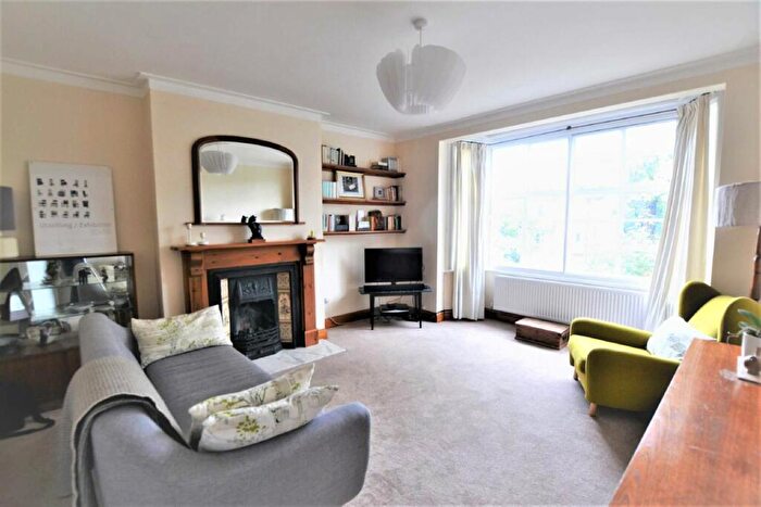 2 Bedroom Flat To Rent In Colney Hatch Lane, London, N10