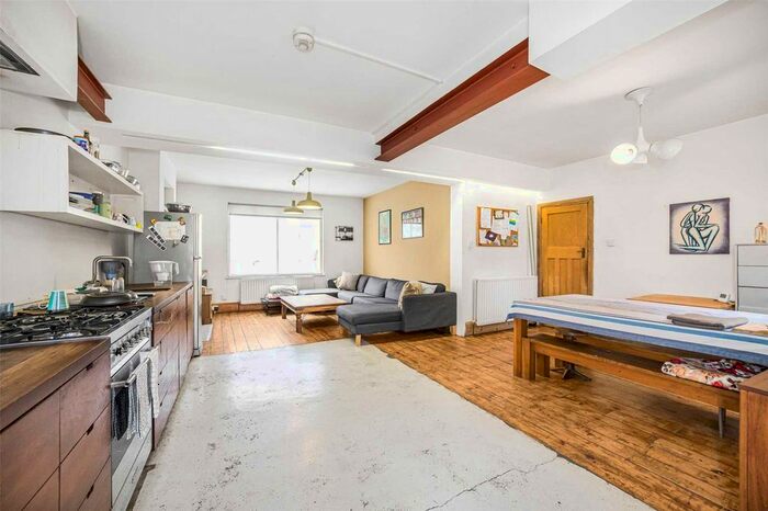 2 Bedroom Flat To Rent In Baron Street, London, N1