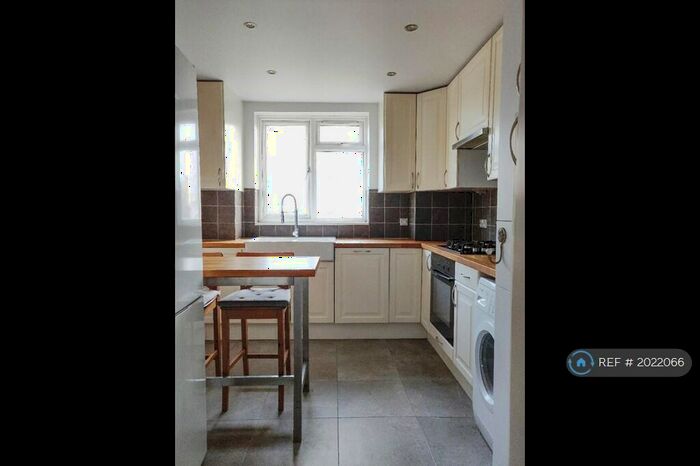 2 Bedroom Flat To Rent In Austin Road, London, SW11