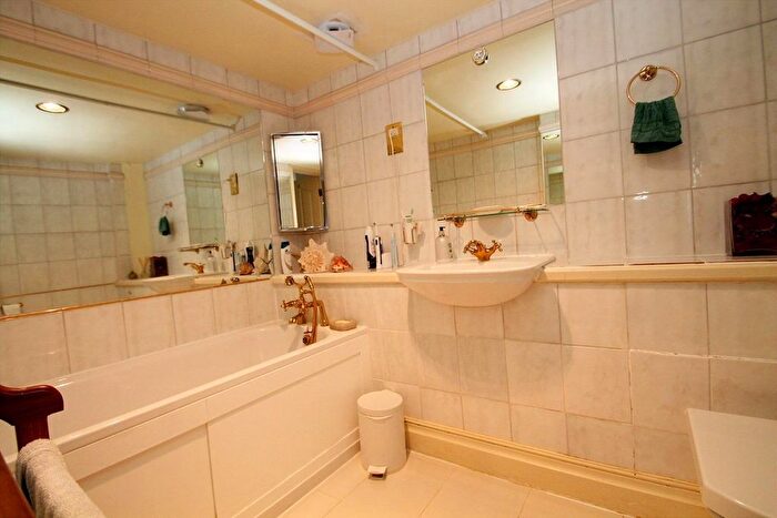 3 Bedroom Flat To Rent In West Hill, Harrow, HA2