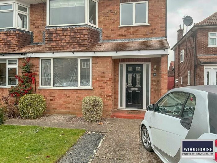 3 Bedroom Semi-Detached House To Rent In Kingsfield, Hoddesdon, EN11