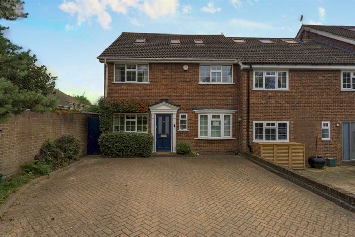 4 Bedroom End Of Terrace House For Sale In Fryth Mead, St.Albans, AL3