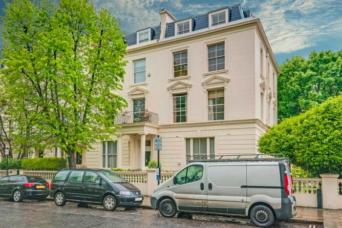 3 Bedroom Flat To Rent In Clifton Gardens, Little Venice, W9