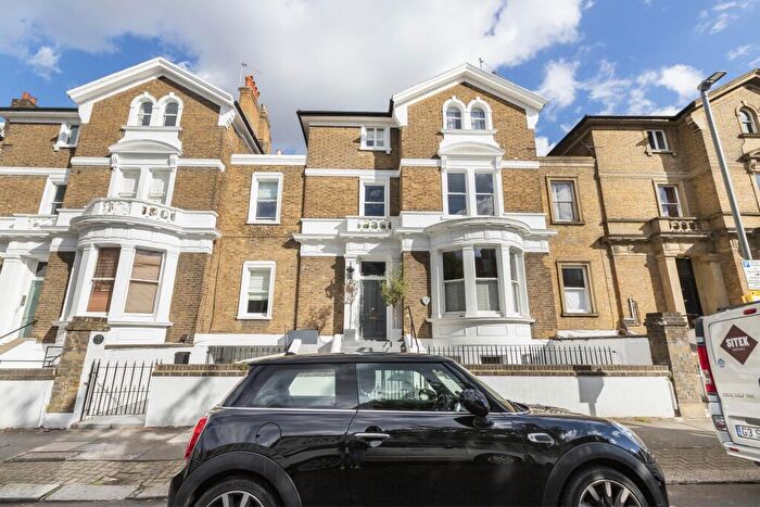 2 Bedroom Flat To Rent In Altenburg Gardens, Clapham Junction, SW11