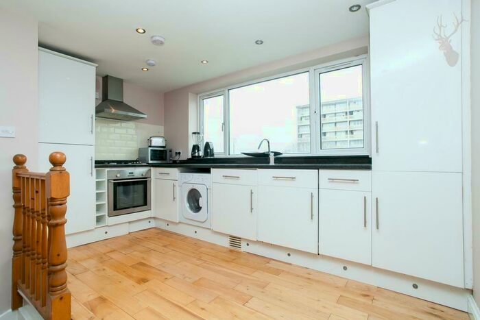 2 Bedroom Flat To Rent In Bethnal Green Road, Bethnal Green, E2