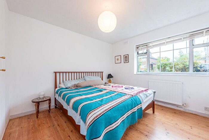 2 Bedroom Flat For Sale In Crescent Road, New Barnet, Barnet, EN4