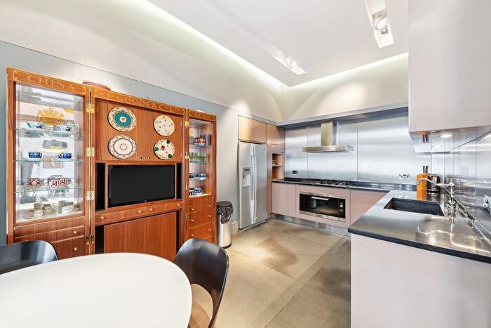 2 Bedroom Flat To Rent In Cadogan Square, London, SW1X