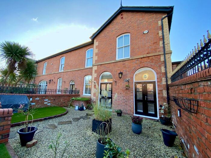 2 Bedroom Mews To Rent In Kingswood Park, Birkdale, Southport, Merseyside., PR8