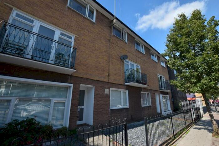 3 Bedroom Flat To Rent In Shenley Road, London, SE5