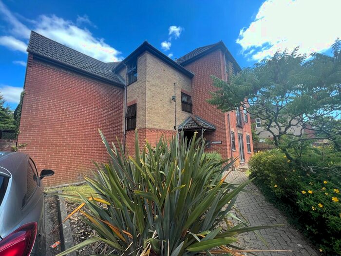 2 Bedroom Apartment To Rent In Westridge Road, Southampton, SO17