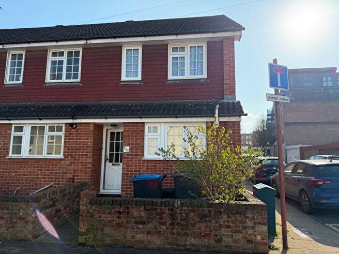 2 Bedroom End Terrace House To Rent In Cottage Grove, Surbtion, KT6