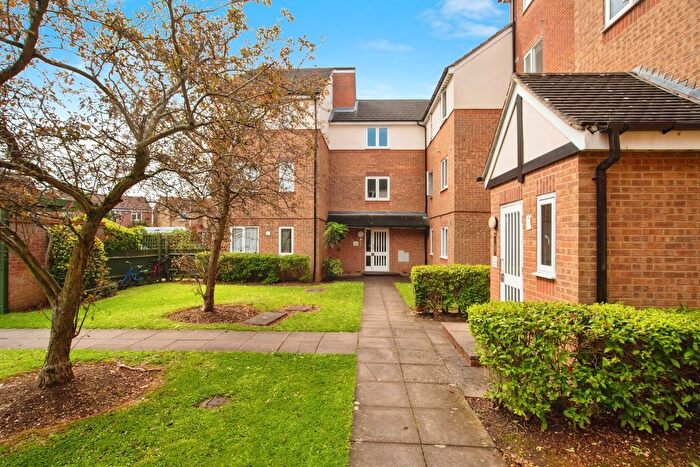 2 Bedroom Flat For Sale In Pioneer Way, Watford, WD18