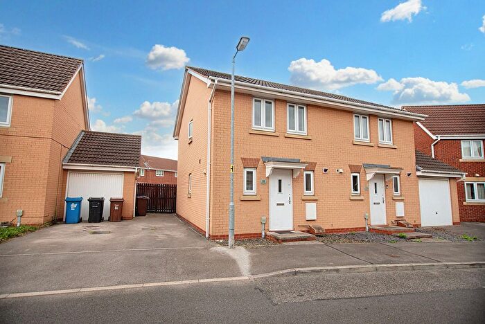 3 Bedroom Semi-detached House For Sale In Pasture View, Kingswood, HU7