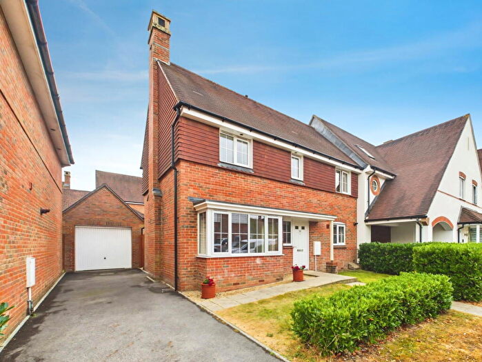 3 Bedroom End Of Terrace House For Sale In Beeches Way, Kilnwood Vale, RH12