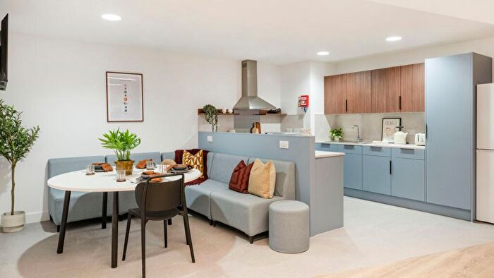 4 Bedroom Flat To Rent In Fairlawn Avenue, Bristol, BS34