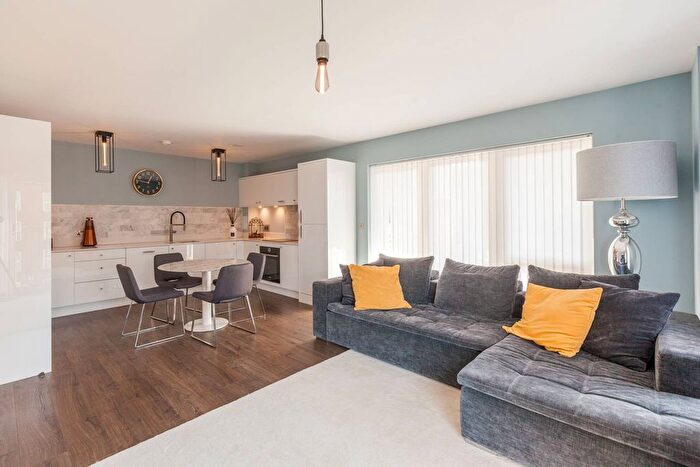 2 Bedroom Flat To Rent In St Clements Avenue, Bow, London, E3