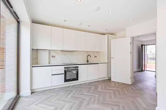 3 Bedroom House For Sale In Larkshall Road, Chingford, London, E4