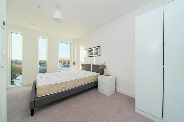 3 Bedroom Flat To Rent In Trinity Way, Acton, London, W3