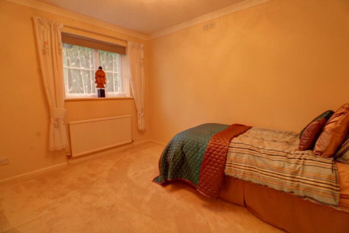 2 Bedroom Detached Bungalow For Sale In Grassington Place, Thatcham, RG19