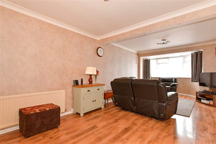 4 Bedroom Semi-Detached House For Sale In Lynsted Close, Bexleyheath, Kent, DA6