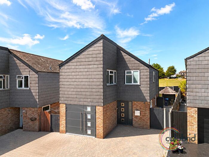 3 Bedroom Detached House For Sale In Sheldon Close, Corringham, SS17