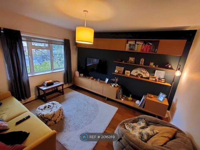 2 Bedroom Maisonette To Rent In London, London, SE5