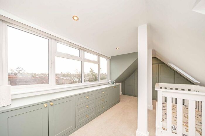 2 Bedroom Flat For Sale In Coleshill Road, Teddington, TW11