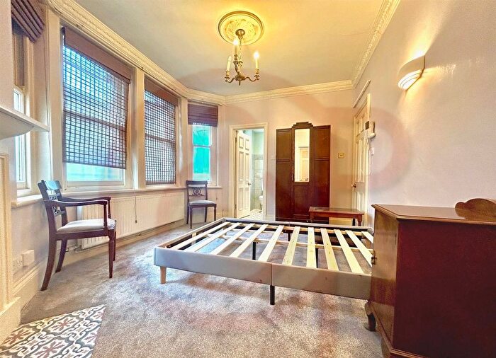 2 Bedroom Flat To Rent In Bagleys Lane, Fulham, London, SW6