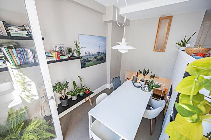 1 Bedroom Flat For Sale In Ickburgh Road, Stoke Newington, London, E5