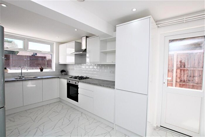 4 Bedroom House To Rent In Ravenshurst Avenue, Hendon, NW4