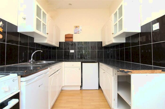 2 Bedroom Apartment To Rent In Ballards Lane, London, N3