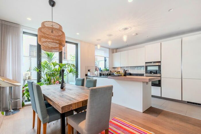 4 Bedroom Flat To Rent In St. Alphonsus Road, London, SW4