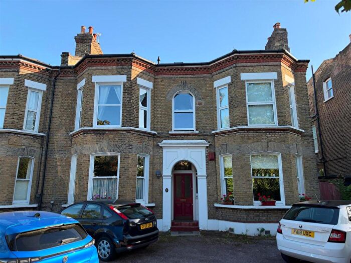 2 Bedroom Apartment To Rent In Chestnut Road, London, SE27