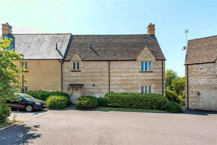 2 Bedroom Apartment To Rent In Cross Close, Cirencester, GL7